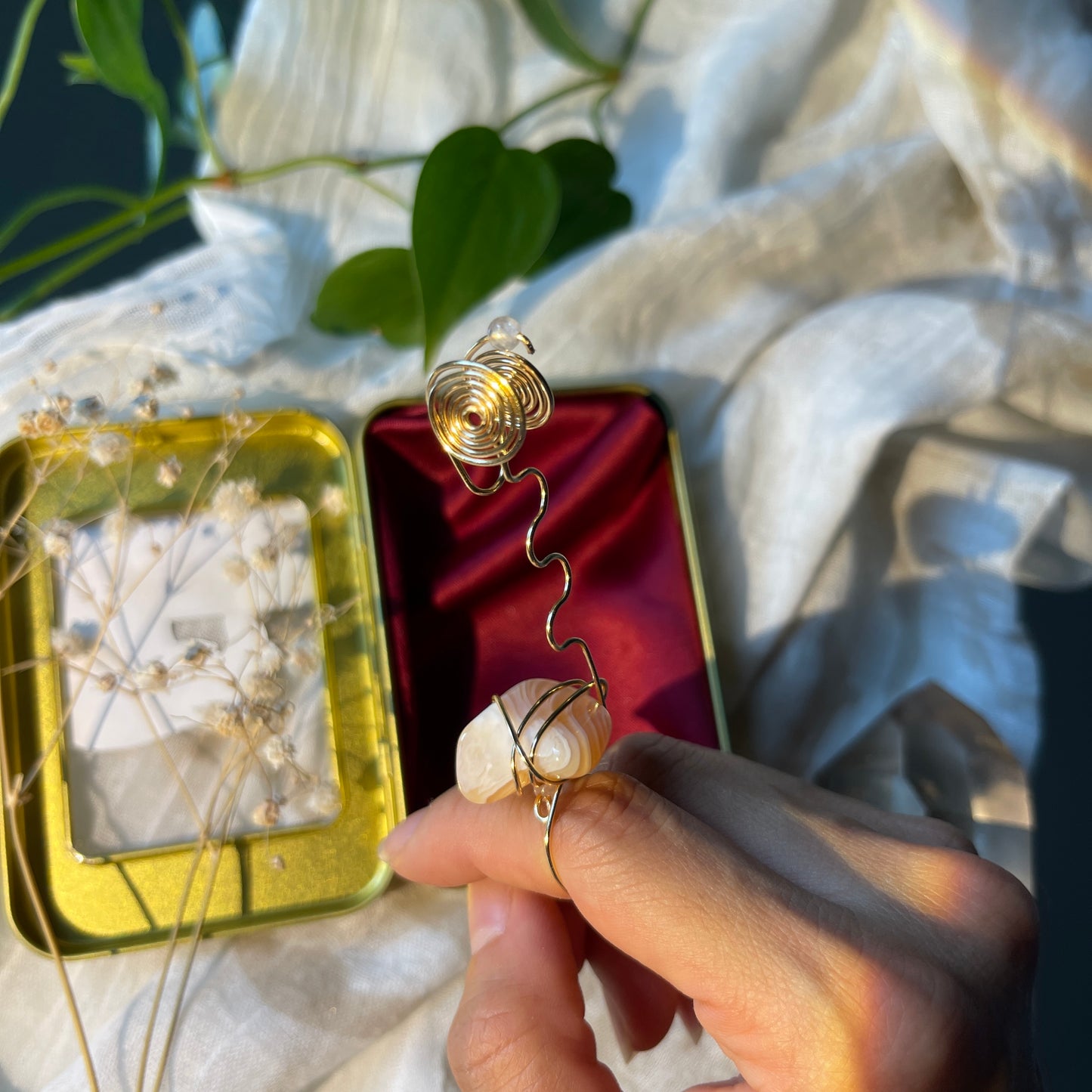 apricot agate - gold joint holder ring