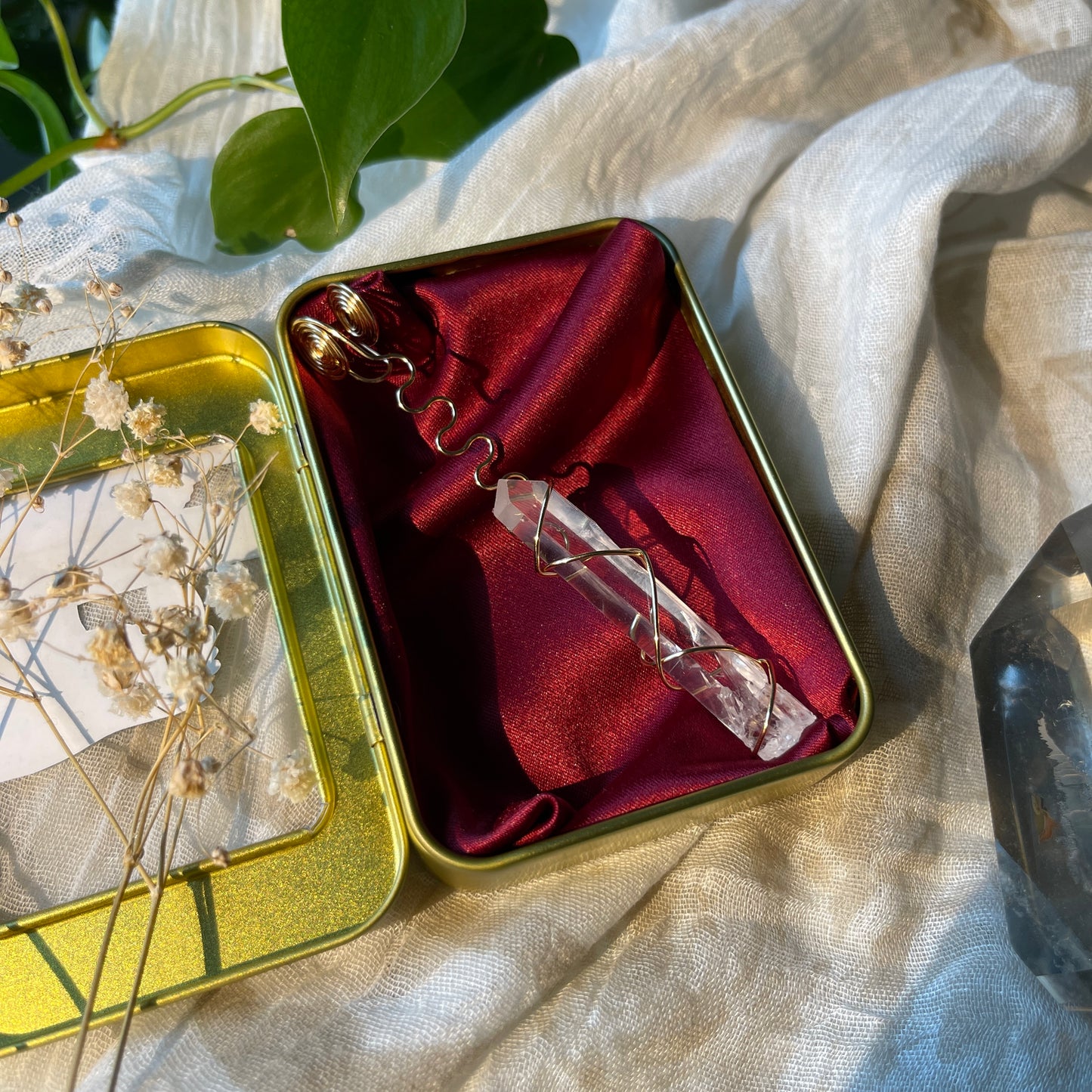 lemiurian quartz - gold joint holder