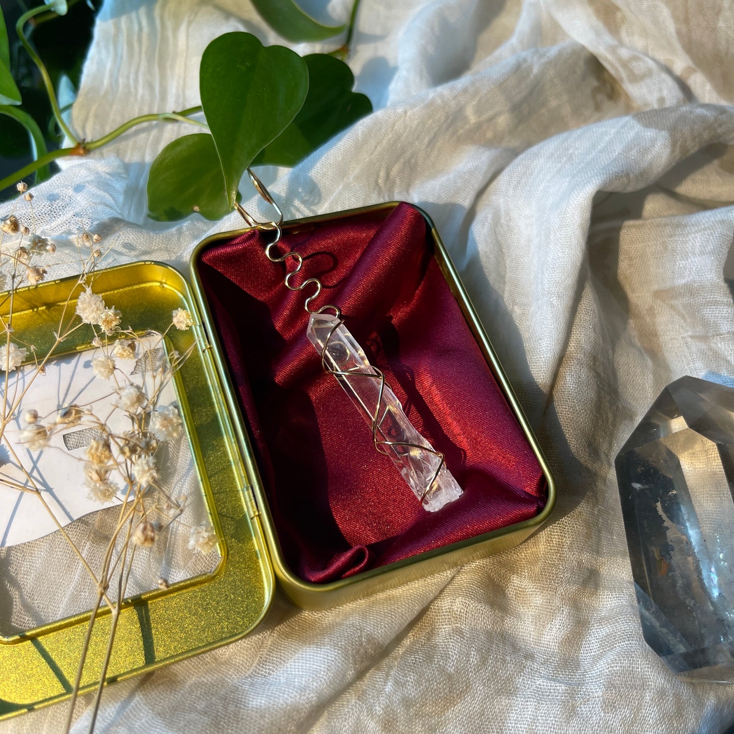 lemiurian quartz - gold joint holder